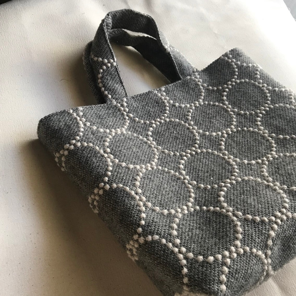 ミナペルホネンハンドメイドシャーリングバッグ（フォレストウイング、グレー、中） 新色！！ グレー×ブラック ミナペルホネン 多機能 Mサイズ トート