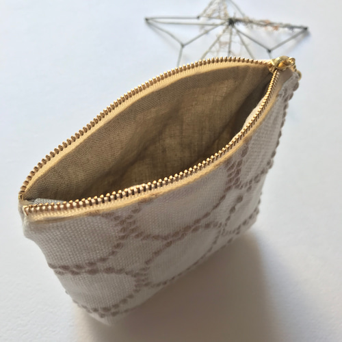 新作>新色タンバリン オフホワイト地にエクリュの刺繍でマチありポーチ