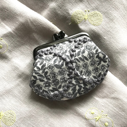 ミニがま口♩ sleepingroseにタンバリンの刺繍、グレー✨ミナペルホネンの生地を使用して 1枚目の画像