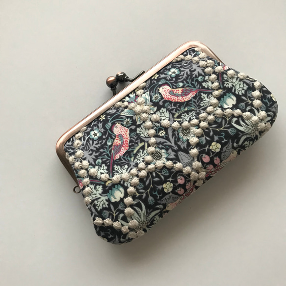 仕切りがま口♩strawberry thiefにタンバリンの刺繍、グリーン✨ミナペルホネンの生地を使用して 1枚目の画像