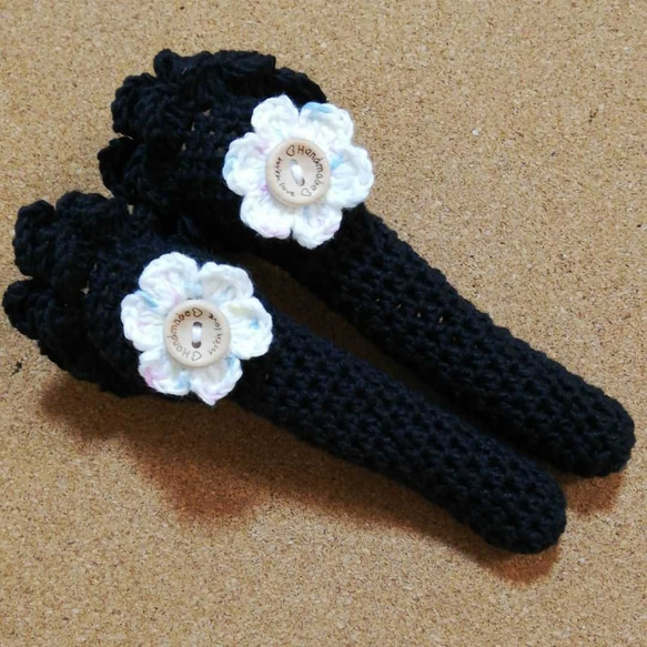手編み ドアノブカバー ブラック 花モチーフ付 2枚目の画像