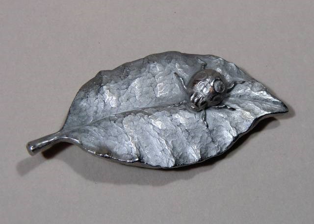 帯留め「葉にてんとう虫」