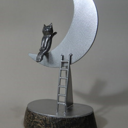 A様注文品　オブジェ「月に座るネコ」 2枚目の画像