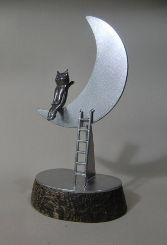 A様注文品　オブジェ「月に座るネコ」 2枚目の画像