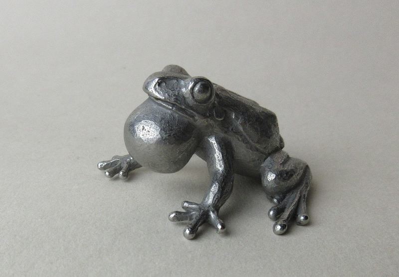 鳴くアマガエル