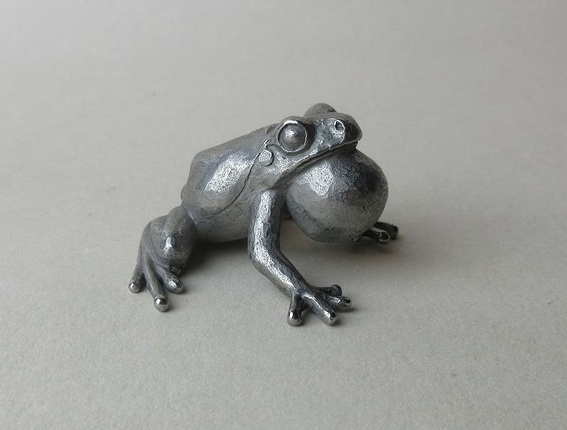 鳴くアマガエル