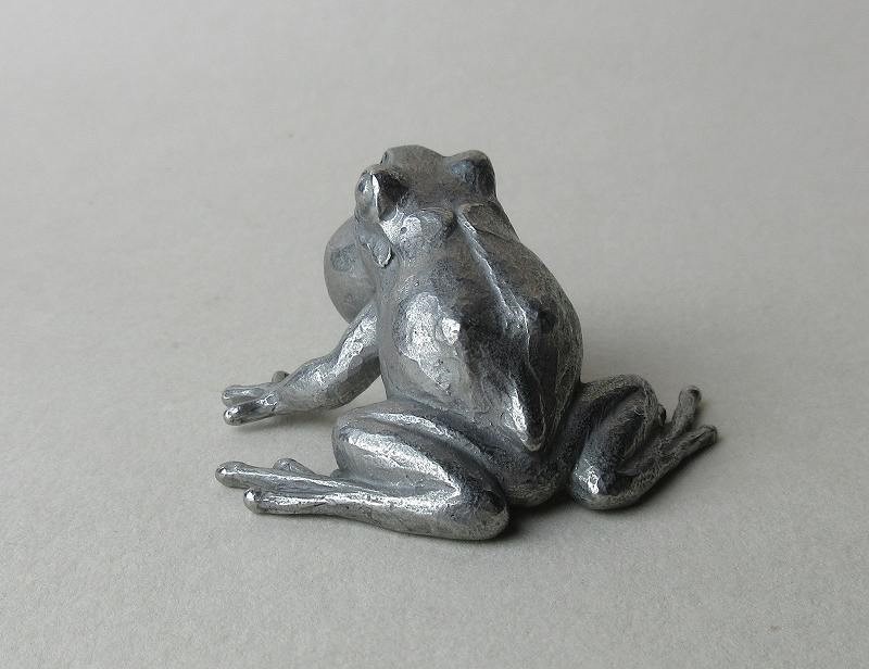 鳴くアマガエル