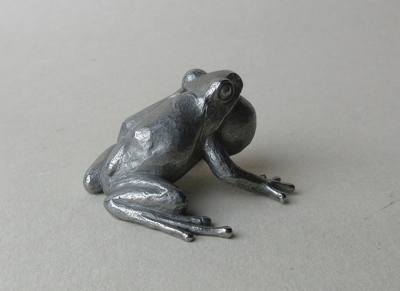 鳴くアマガエル