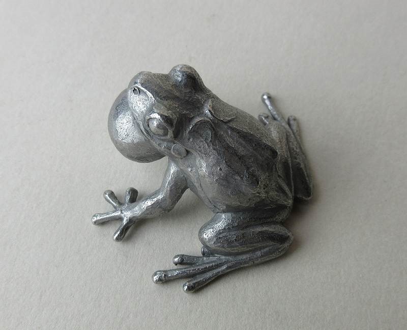 鳴くアマガエル