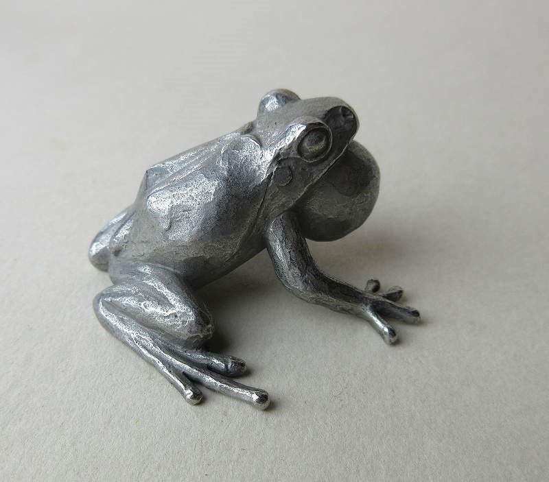 鳴くアマガエル