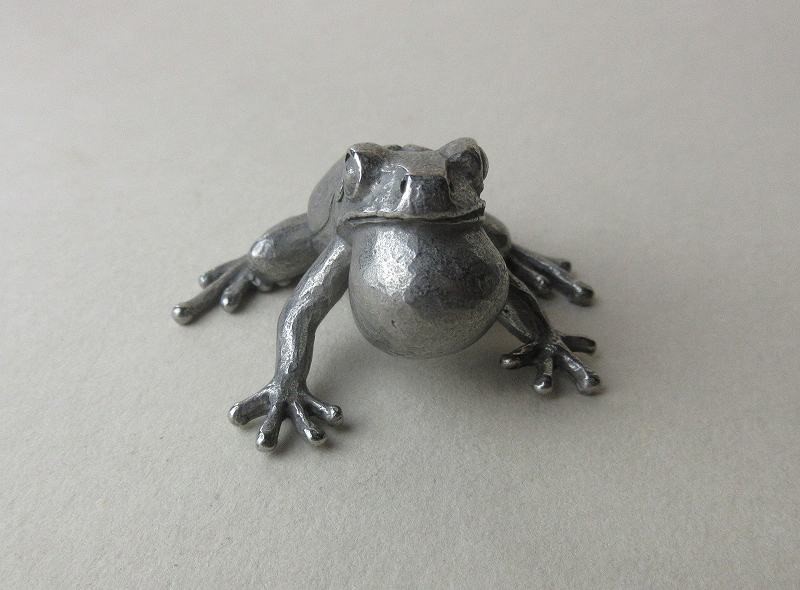 鳴くアマガエル