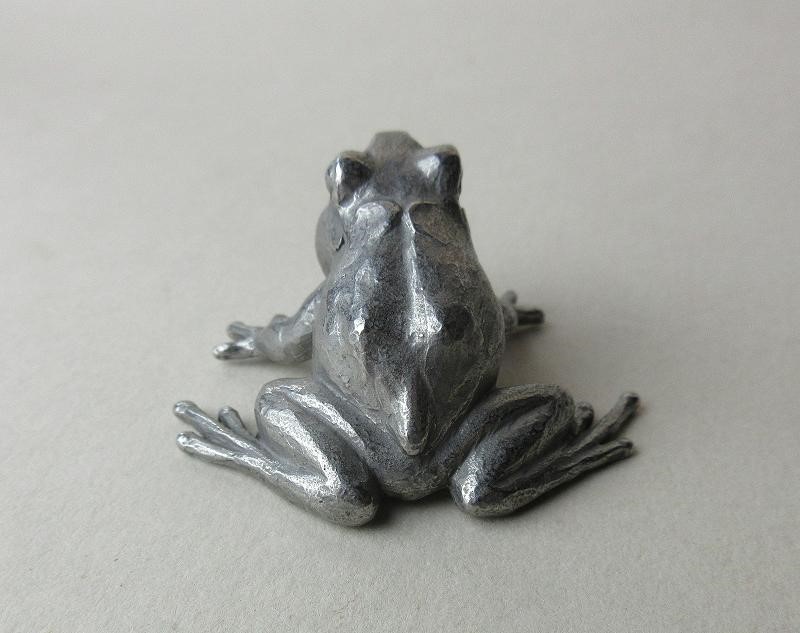 鳴くアマガエル