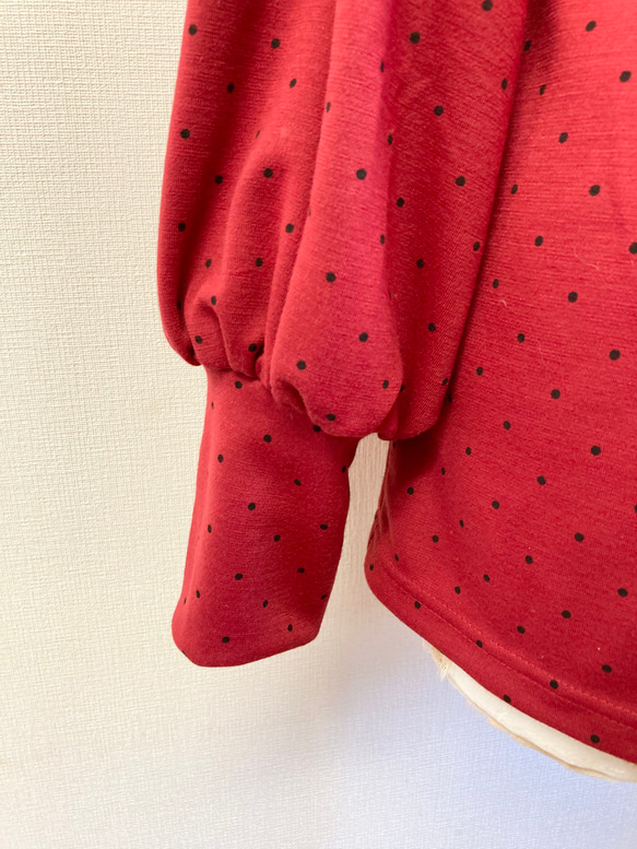セール価格★大人の赤ドット❤️水玉柄ふんわり袖トップス　赤（サイズM〜L） 4枚目の画像