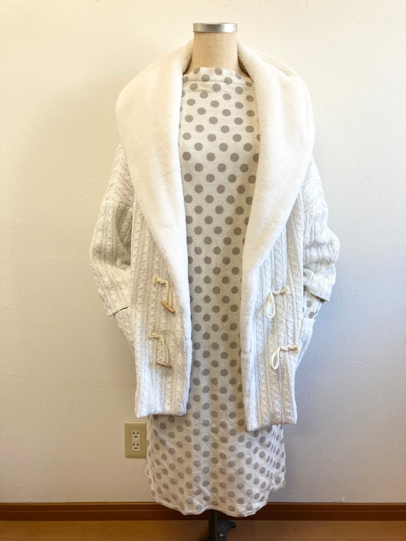 銷售價格★蓬鬆保暖❤️Duffle風格的針織大衣白色的假皮草罩（尺寸免費L〜LL） 第10張的照片