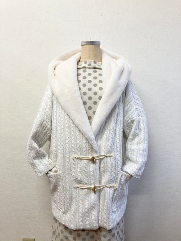 銷售價格★蓬鬆保暖❤️Duffle風格的針織大衣白色的假皮草罩（尺寸免費L〜LL） 第2張的照片