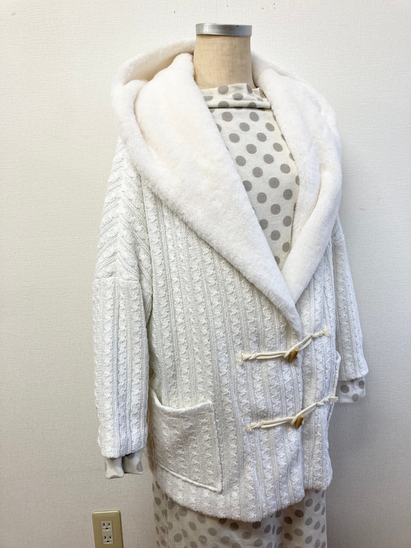 銷售價格★蓬鬆保暖❤️Duffle風格的針織大衣白色的假皮草罩（尺寸免費L〜LL） 第5張的照片