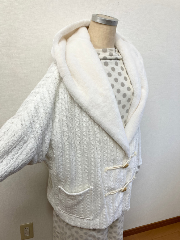 銷售價格★蓬鬆保暖❤️Duffle風格的針織大衣白色的假皮草罩（尺寸免費L〜LL） 第6張的照片