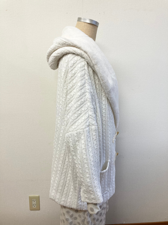 銷售價格★蓬鬆保暖❤️Duffle風格的針織大衣白色的假皮草罩（尺寸免費L〜LL） 第7張的照片
