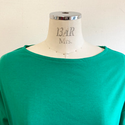 促銷價★ 生動的維他命色❤️ 喇叭袖上衣綠色（無尺碼L ~ LL） 第3張的照片