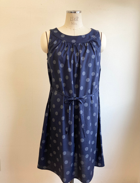 促銷價 ★ 可愛波點❤️ 縮褶無袖連身裙，海軍藍（尺寸隨意 L - LL） 第1張的照片