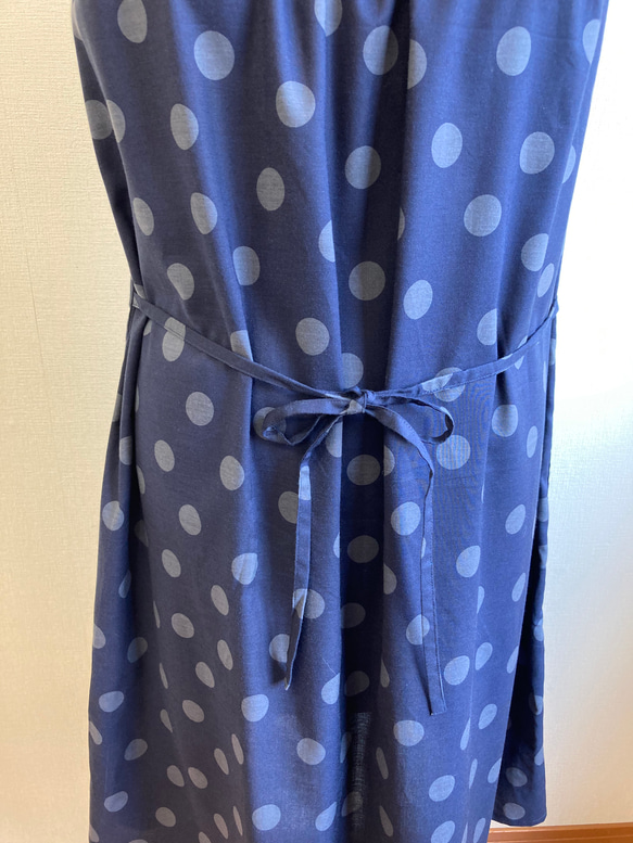 促銷價 ★ 可愛波點❤️ 縮褶無袖連身裙，海軍藍（尺寸隨意 L - LL） 第4張的照片