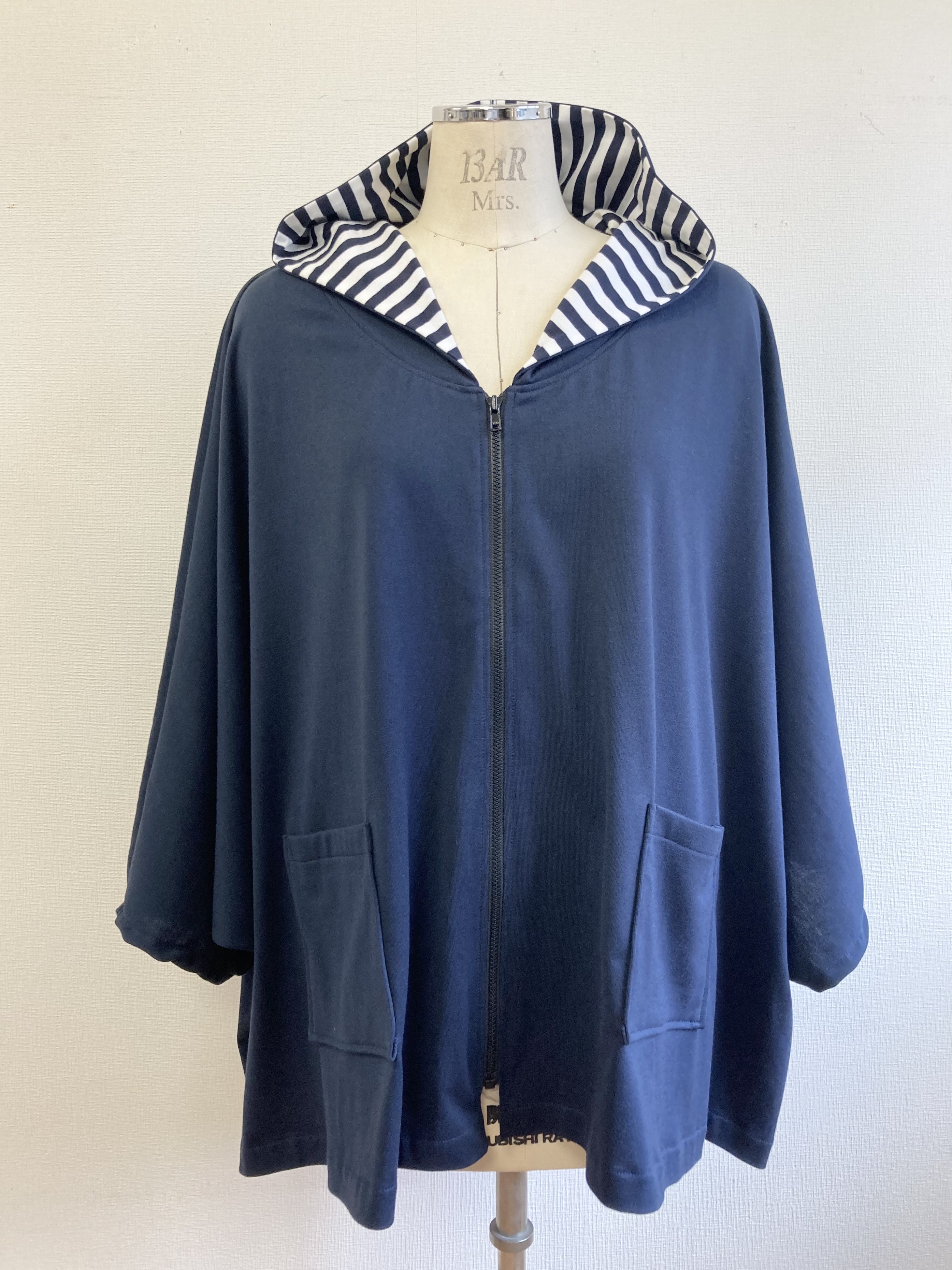 セール価格★男女兼用❤️空を飛べそうなポンチョ風ドルマンBigパーカー 紺色（男女フリーL〜L L）受注生産