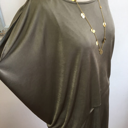 成人磨砂緞❤️垂褶緞面Assimetry袖長外套一件橄欖色（尺寸M〜L）9~11※訂單生產 第3張的照片
