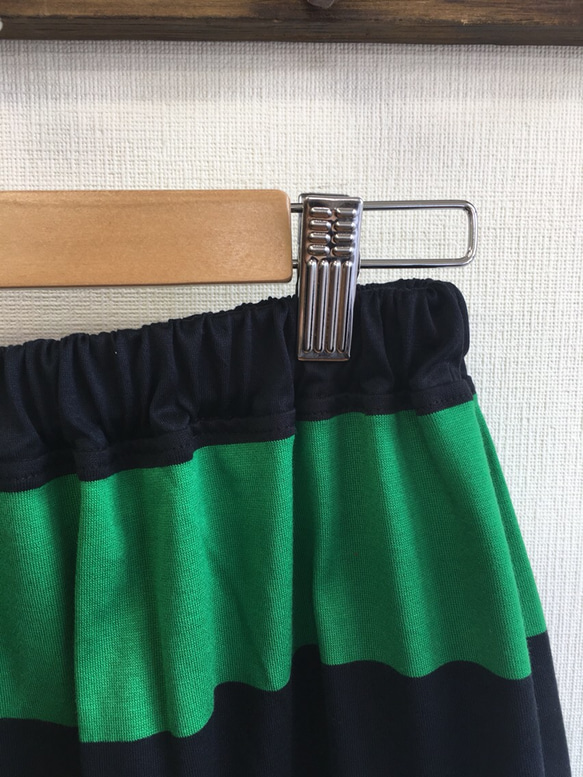 セール価格★鮮やかな❤️グリーンと黒のボーダースカート（サイズフリーＬ〜LＬ） 2枚目の画像