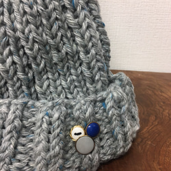 手編みあったか❤️カラフル毛糸のボンボン付きニット帽子 グレー（サイズフリーＬ）56〜58センチくらいの方 4枚目の画像