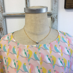 セール価格★心ときめく小鳥のインコ柄❤️ロールアップ袖のブラウス ピンク（サイズフリーL〜LL） 3枚目の画像