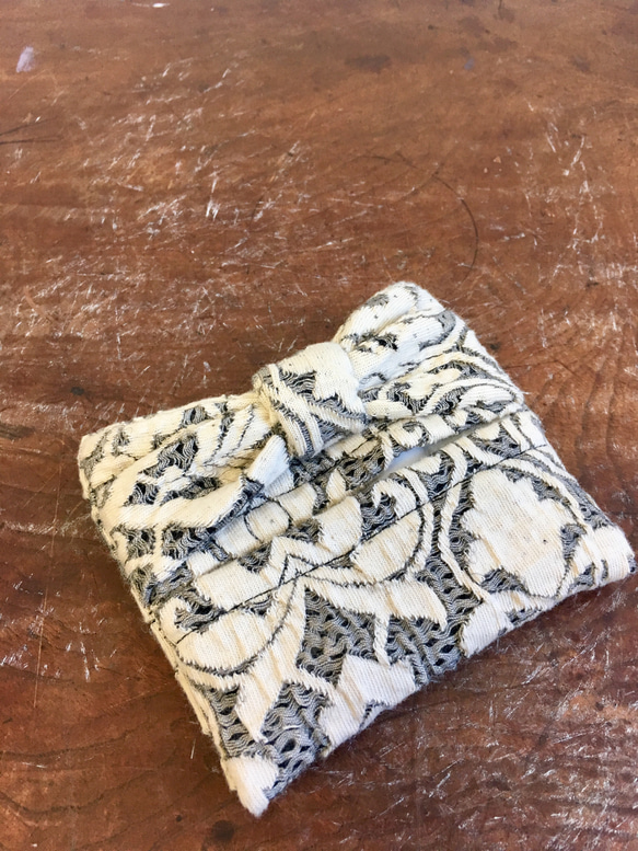 古色古香的蔓藤花紋模式❤️組織案件與大絲帶米色 第1張的照片