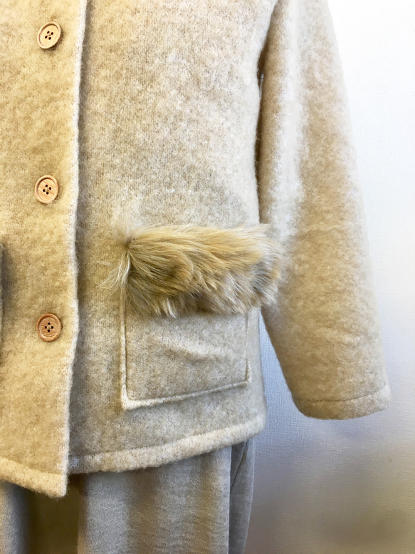 促銷價★毛茸茸的皮草口袋❤️米色角領大衣（均碼M-L） 第4張的照片