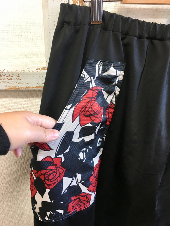 セール価格★サテンストレッチ素材❤️薔薇ポケット柄バイカラーサルエルパンツ （レディース L〜 L L） 4枚目の画像
