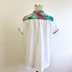 セール価格★さりげなくカラフル❤️ペイント柄のノーカラー半袖シャツ（サイズフリーM  11号くらい） 8枚目の画像