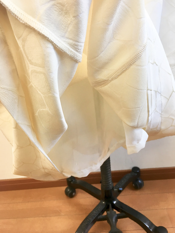 一点もの❗️フォーマルにもオススメ❤️加寿美織シルク着物生地のタック入りワンピース オフホワイト（サイズフリーL〜LL 7枚目の画像