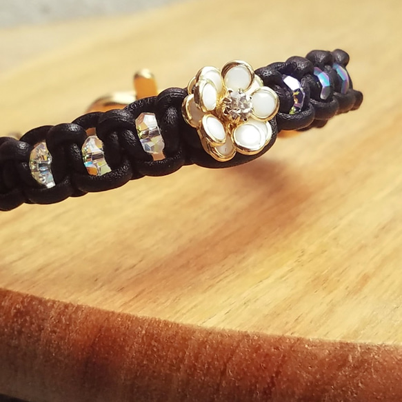 レザーleather犬の首輪★gold★椿【スワロクリスタル】 ホワイトカメリア[お好きな革色]★金色金具★ 3枚目の画像