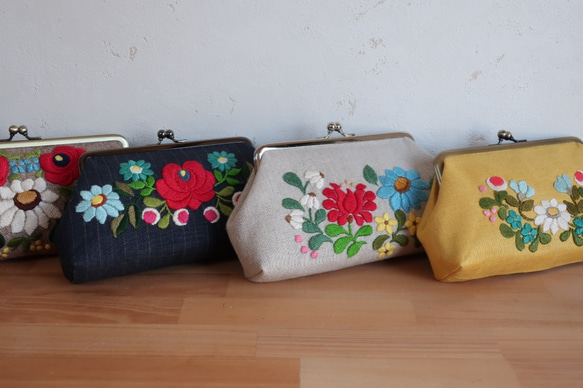 ナチュラルリネン　花刺繍　がま口ポーチ　大きめサイズ　通帳、メイク、文具ペンケースにも 1枚目の画像