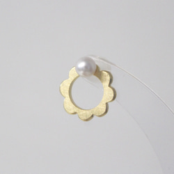 Akoya 珍珠花朵小巧耳環（金色） 第5張的照片