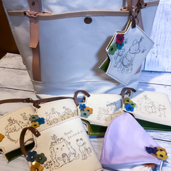 【癒しマスクケース】ハリネズミ苺ウサギさん/帆布と革の小花マスクケース 8枚目の画像