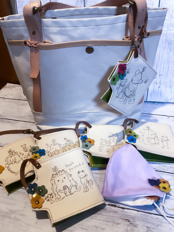 【癒しマスクケース】ハリネズミ苺ウサギさん/帆布と革の小花マスクケース 8枚目の画像