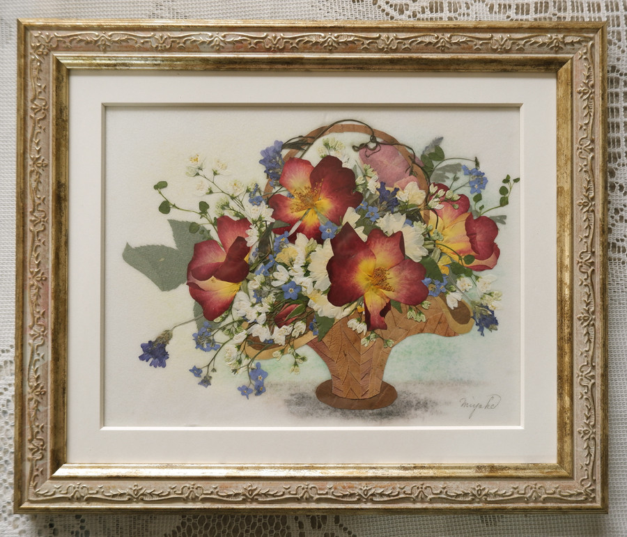 アンティーク 薔薇の花籠を持つカップルと犬 エンボス金彩 麻布ガラス金彩フレーム アンティーク 薔薇の花籠を持つカップルと犬 エンボス金彩 麻布