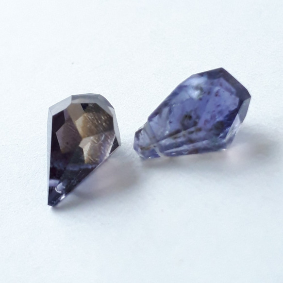 宝石質アイオライトAAA  ﾗﾌﾄﾞﾛｯﾌﾟｶｯﾄ  2個 4枚目の画像
