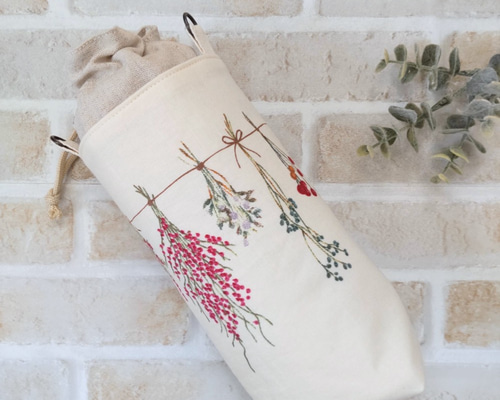 専用ページです！ 刺繍いちご柄 ペットボトルホルダー