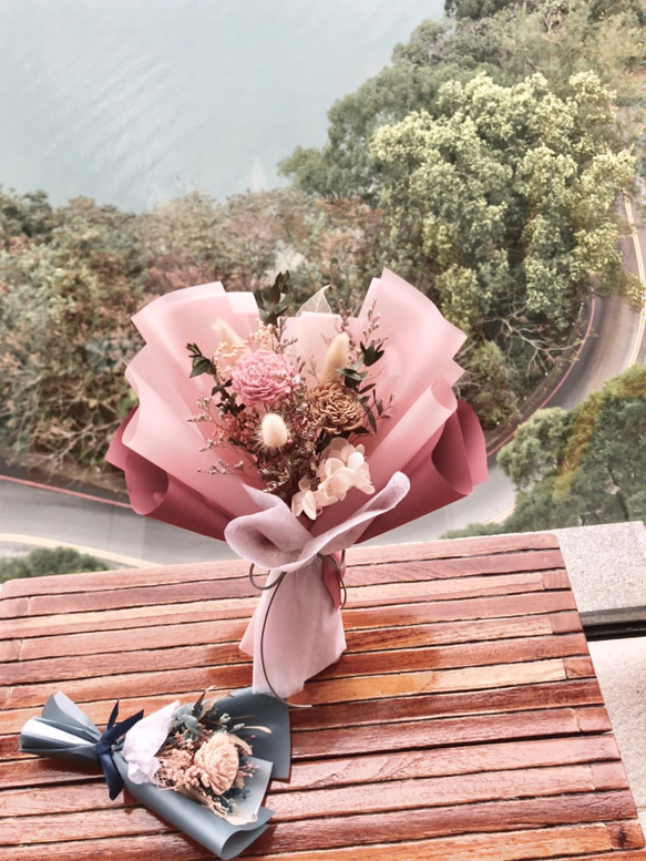 甜蜜粉色系 | 中型花束 | 永生繡球花束 · 情人節· 母親節 · 畢業花束 第1張的照片