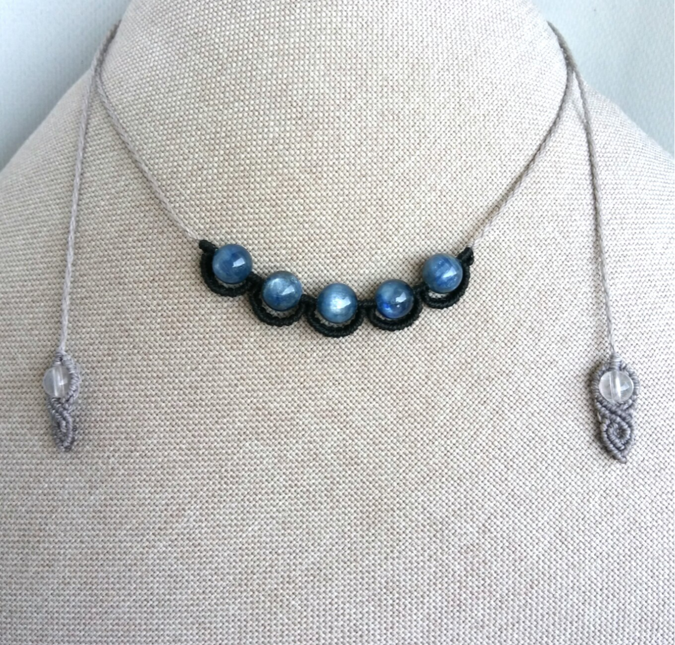 カイヤナイト　チョーカーネックレス　シルバーグレー