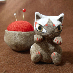 お針子猫　ころころはちわれ（赤）（針山・ピンクッション） 2枚目の画像