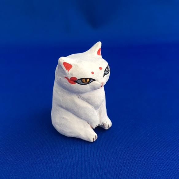 ぽっちゃり睨猫（にらねこ）白　赤隈取り 2枚目の画像