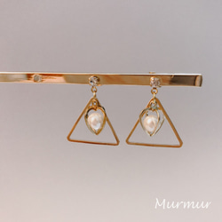 『MurmurEar咬耳朵』三角金屬珍珠造型耳環_限量1對_水鑽針式 第2張的照片