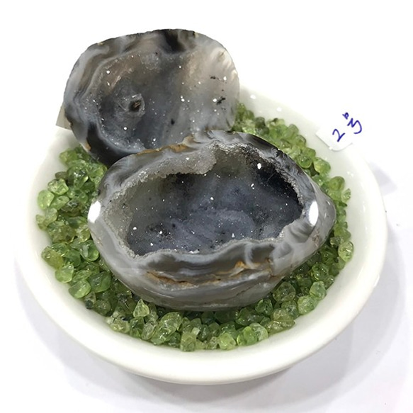 天然水晶  瑪瑙 聚寶盆 原礦 寬約4.5-5cm 招財 溫和穩定的力量 居家擺設 書桌 辦公桌 臥室 附橄欖石 第4張的照片