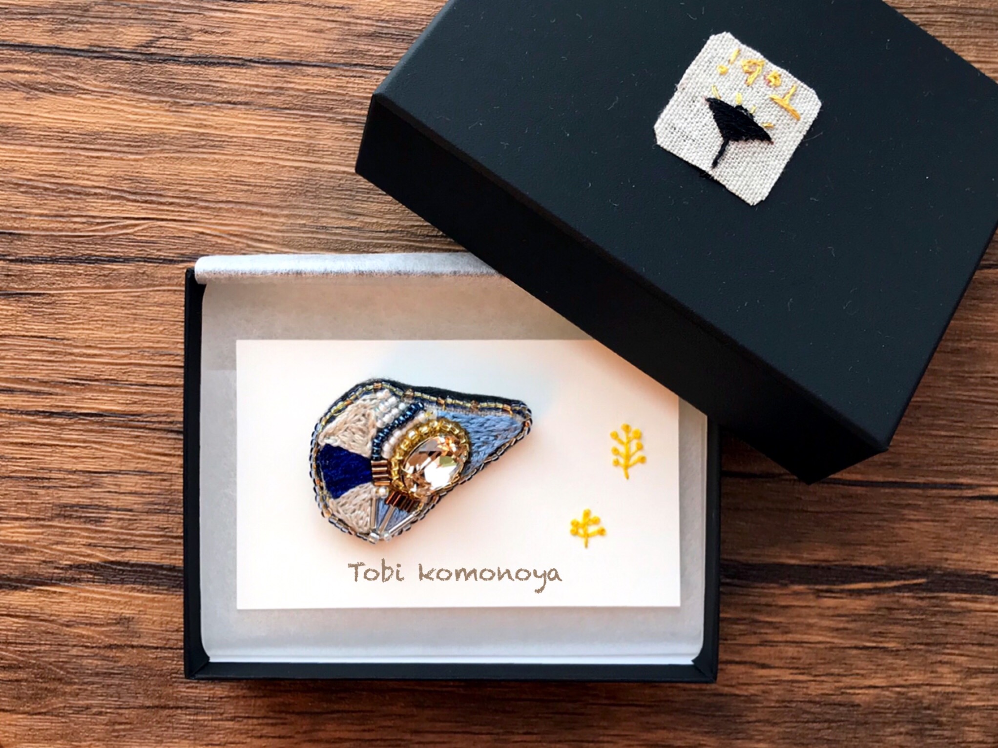 ♢キラキラ♢スワロフスキーとビーズ刺繡のブローチ（ブルー）